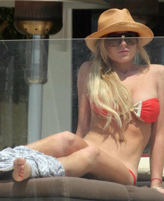 20P Celebrity Lindsay Lohan excellent upskirt pussy shots