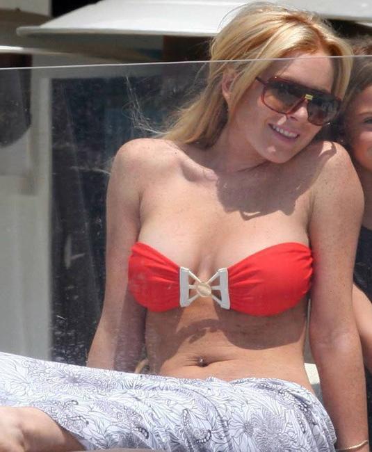20P Celebrity Lindsay Lohan excellent upskirt pussy shots