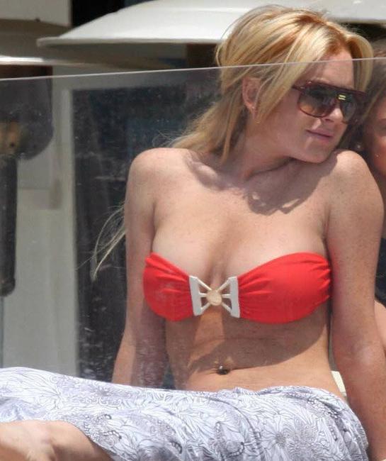 20P Celebrity Lindsay Lohan excellent upskirt pussy shots