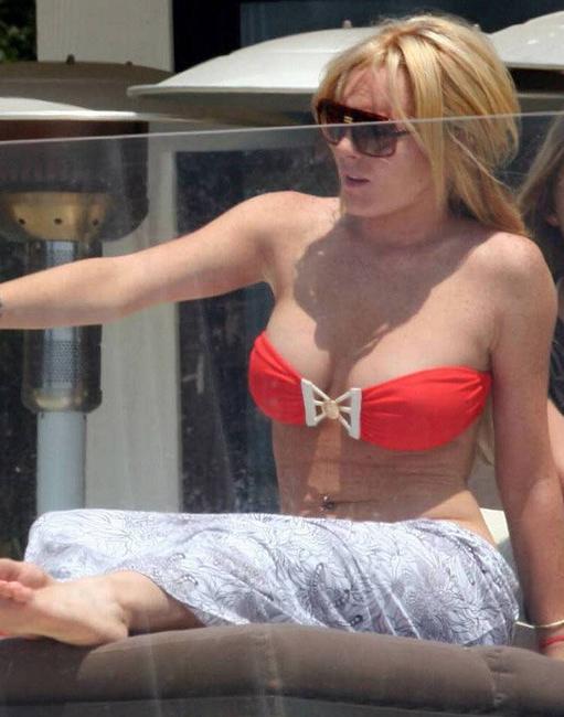 20P Celebrity Lindsay Lohan excellent upskirt pussy shots