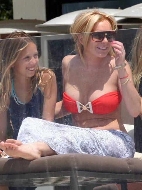 20P Celebrity Lindsay Lohan excellent upskirt pussy shots