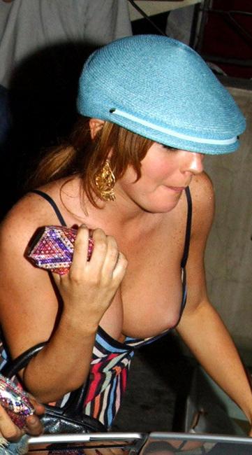 20P Celebrity Lindsay Lohan excellent upskirt pussy shots