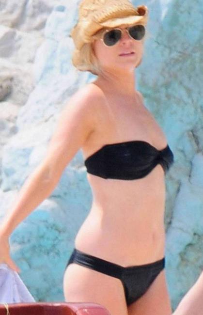 20P Celebrity Lindsay Lohan excellent upskirt pussy shots