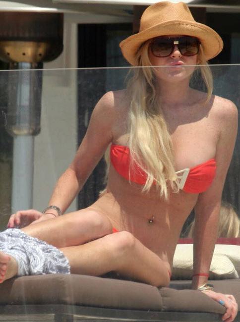 20P Celebrity Lindsay Lohan excellent upskirt pussy shots