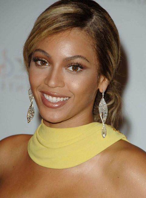 20P Celebrity Beyonce Knowles showing hot upskirt in public