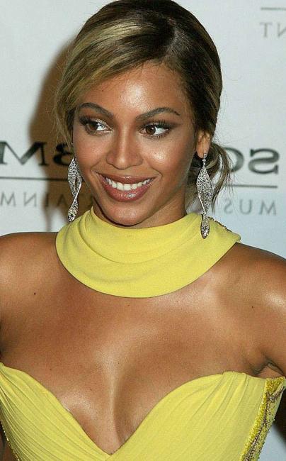 20P Celebrity Beyonce Knowles showing hot upskirt in public