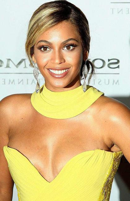 20P Celebrity Beyonce Knowles showing hot upskirt in public