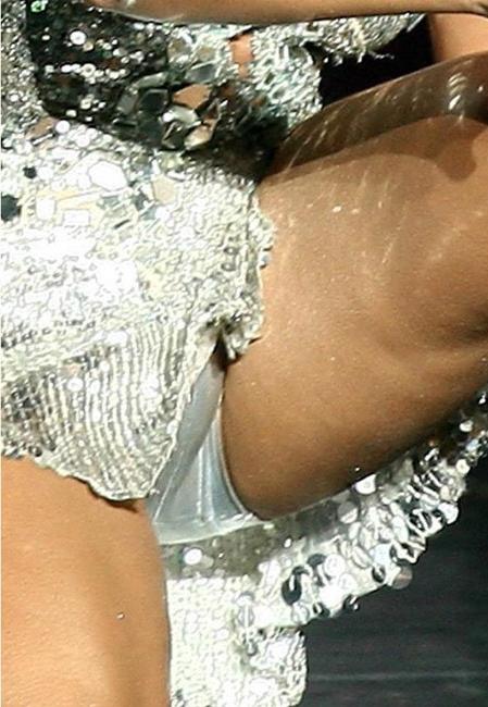 20P Celebrity Beyonce Knowles showing hot upskirt in public