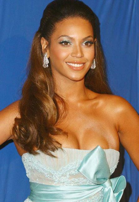 20P Celebrity Beyonce Knowles showing hot upskirt in public