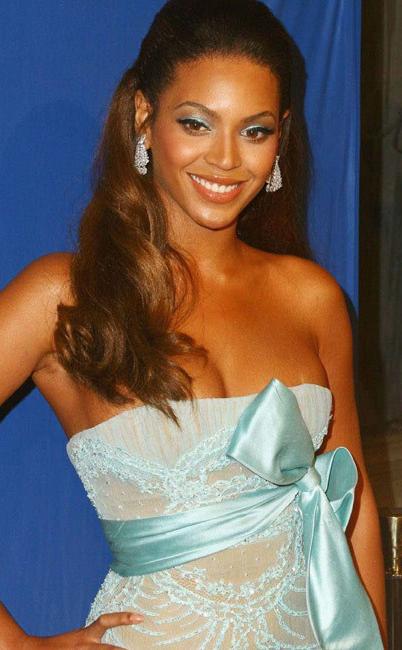 20P Celebrity Beyonce Knowles showing hot upskirt in public