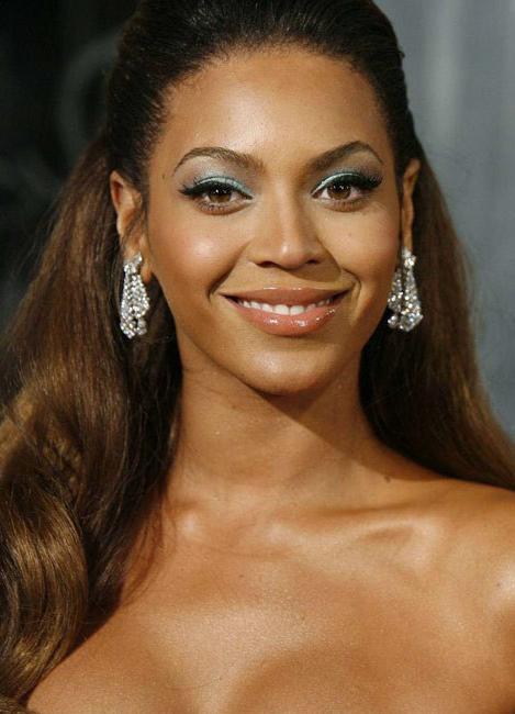 20P Celebrity Beyonce Knowles showing hot upskirt in public