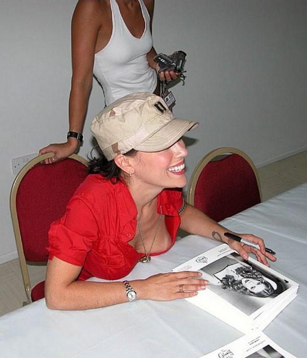 16P Alyssa Milano showing her nice big tits and pussy