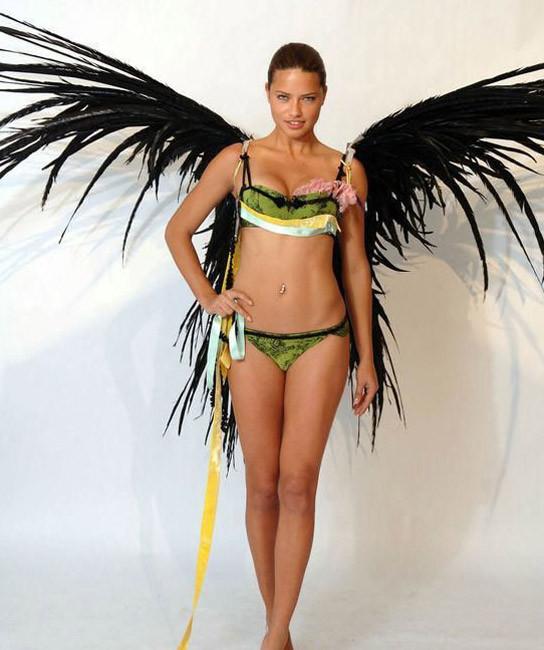 20P Celebrity Adriana Lima totally sexy while modeling nude