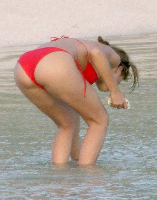 20P Celebrity Adriana Lima totally sexy while modeling nude