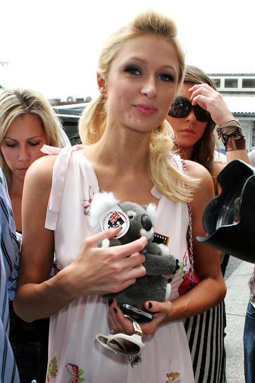 16P Paris Hilton showing her nice shaved pussy upskirt