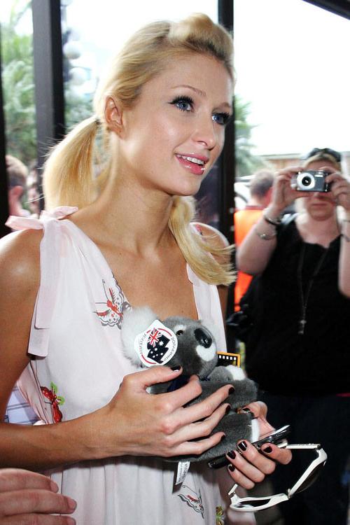 16P Paris Hilton showing her nice shaved pussy upskirt