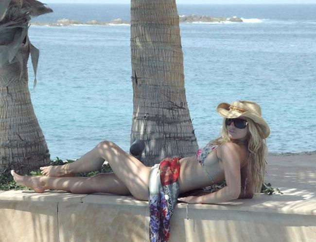 20P Berühmtheit Jessica Simpson mit schönem Dekolleté und Upskirt auf der Bühne