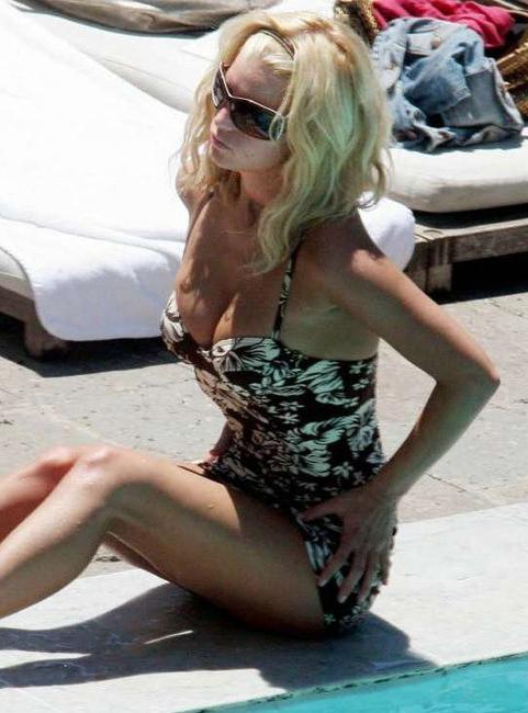 20P Berühmtheit Jessica Simpson mit schönem Dekolleté und Upskirt auf der Bühne