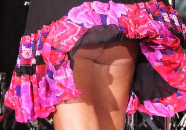 20P Berühmtheit Jessica Simpson mit schönem Dekolleté und Upskirt auf der Bühne