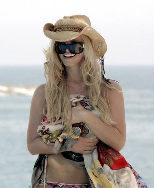 20P Berühmtheit Jessica Simpson mit schönem Dekolleté und Upskirt auf der Bühne