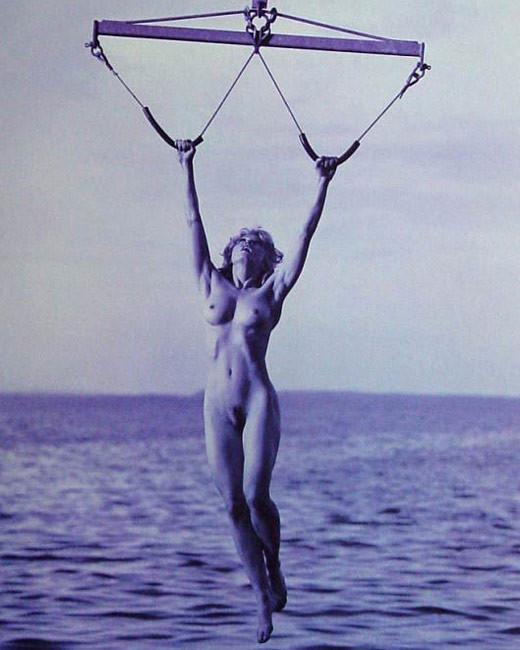 16P Celebrity Madonna totally naked and showing her hairy pussy