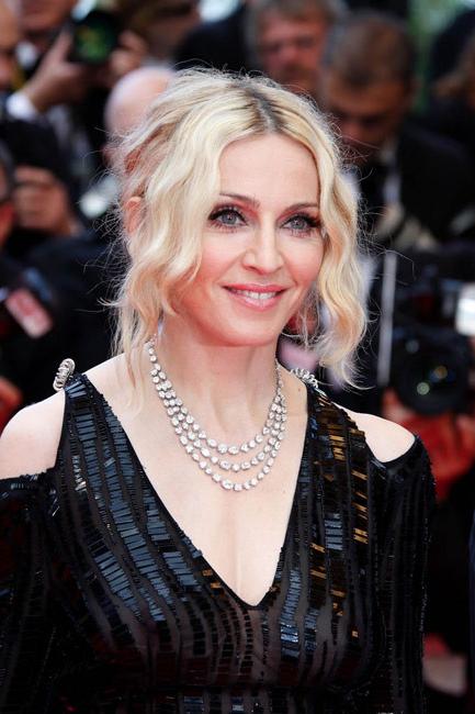 16P Celebrity Madonna totally naked and showing her hairy pussy