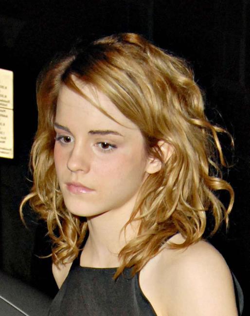 20P Celebrity Emma Watson nice panties in upskirt public pics