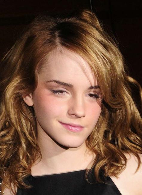 20P Celebrity Emma Watson nice panties in upskirt public pics