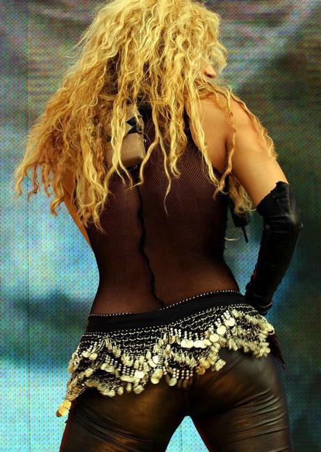 16P Celebrity blonde beauty Shakira shakes her amazing ass