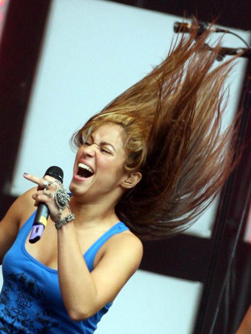 16P Celebrity blonde beauty Shakira shakes her amazing ass