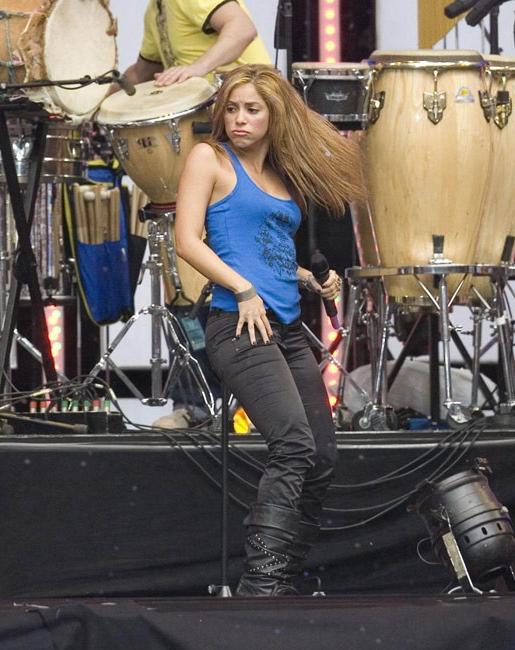 16P Celebrity blonde beauty Shakira shakes her amazing ass