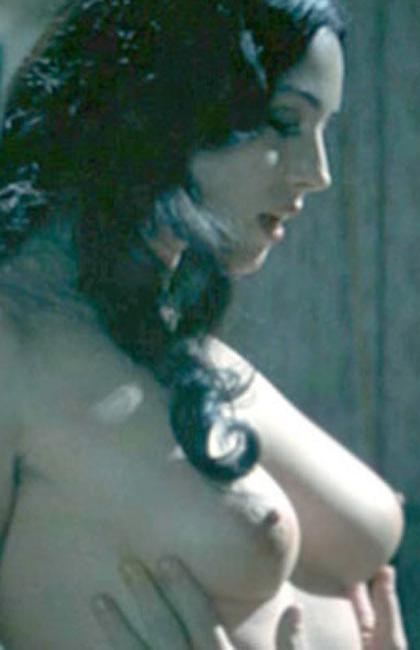 20P Celebrity Monica Bellucci naked in various sexy pictures
