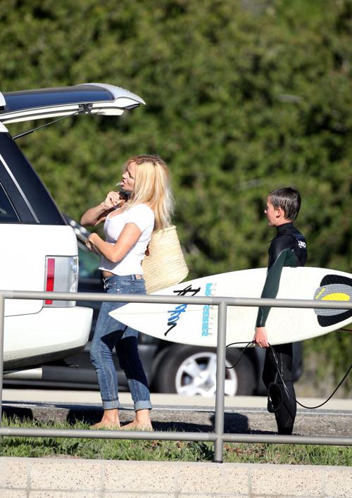 16P Pamela Anderson showing her ass crack in jeans