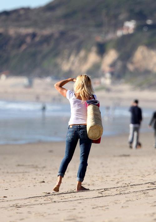 16P Pamela Anderson showing her ass crack in jeans