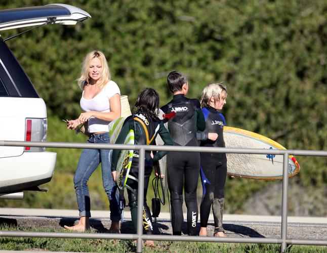 16P Pamela Anderson showing her ass crack in jeans