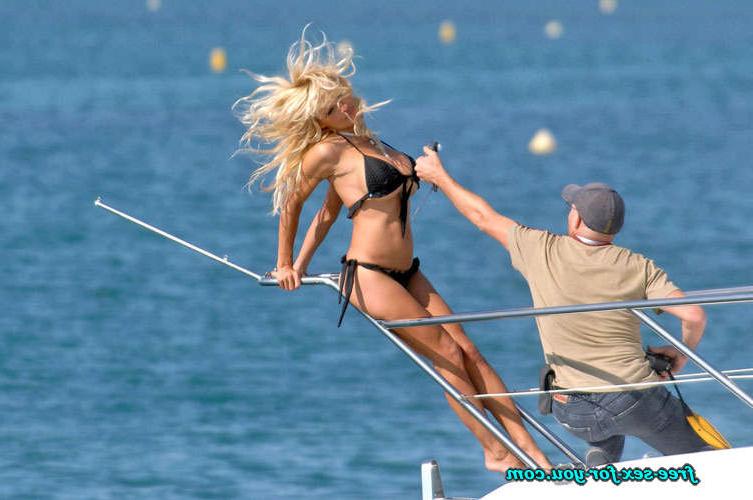 16P Pamela Anderson showing her ass crack in jeans