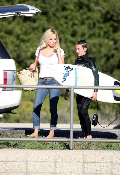 16P Pamela Anderson showing her ass crack in jeans