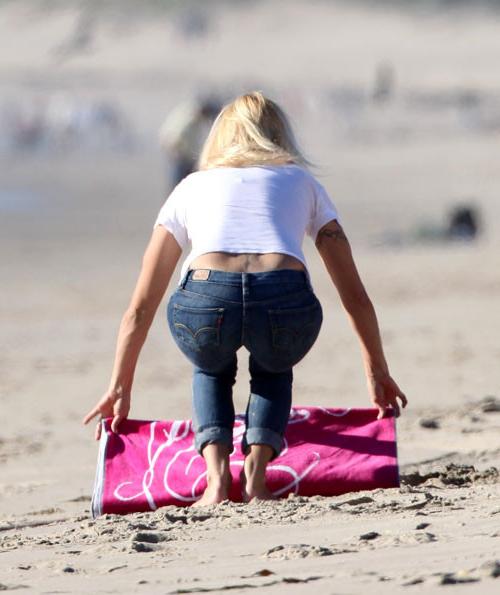 16P Pamela Anderson showing her ass crack in jeans
