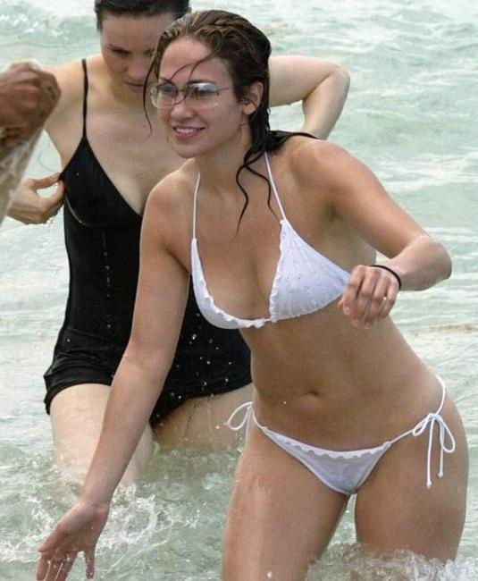 16P Celebrity Jennifer Lopez great upskirt pics of her white panties