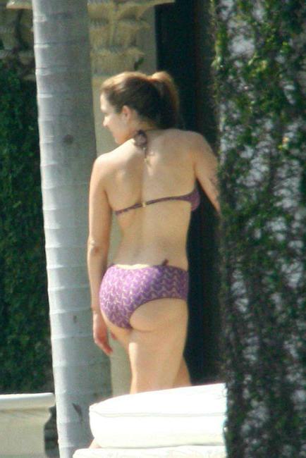 16P Celebrity Jennifer Lopez great upskirt pics of her white panties