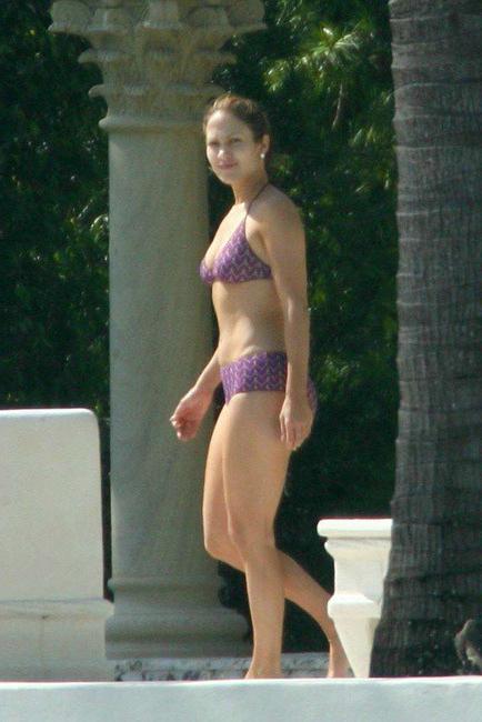 16P Celebrity Jennifer Lopez great upskirt pics of her white panties