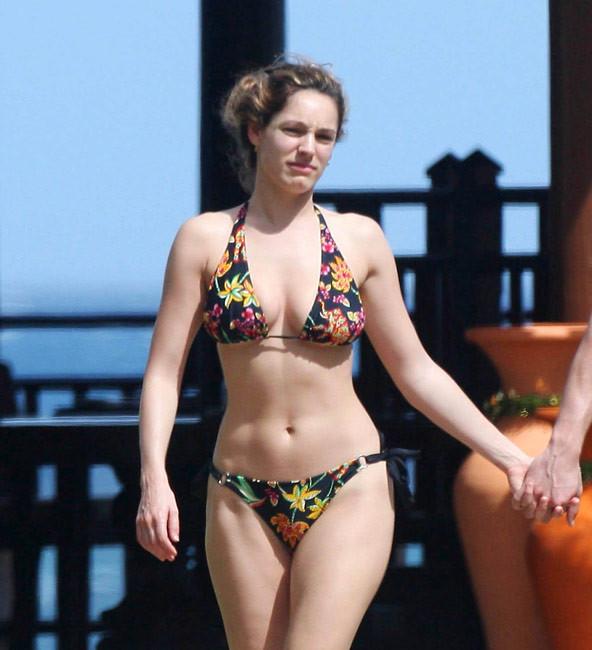 16P Celebrity babe Kelly Brook exposed boobs on the beach