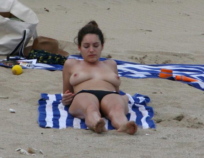 16P Celebrity babe Kelly Brook exposed boobs on the beach