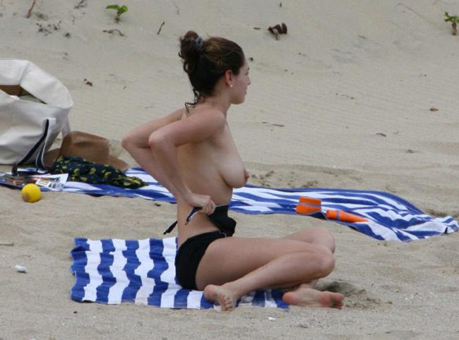 16P Celebrity babe Kelly Brook exposed boobs on the beach