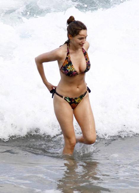 16P Celebrity babe Kelly Brook exposed boobs on the beach