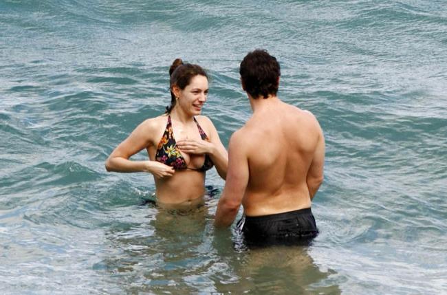 16P Celebrity babe Kelly Brook exposed boobs on the beach