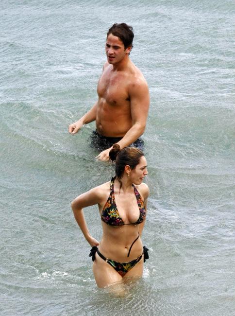 16P Celebrity babe Kelly Brook exposed boobs on the beach