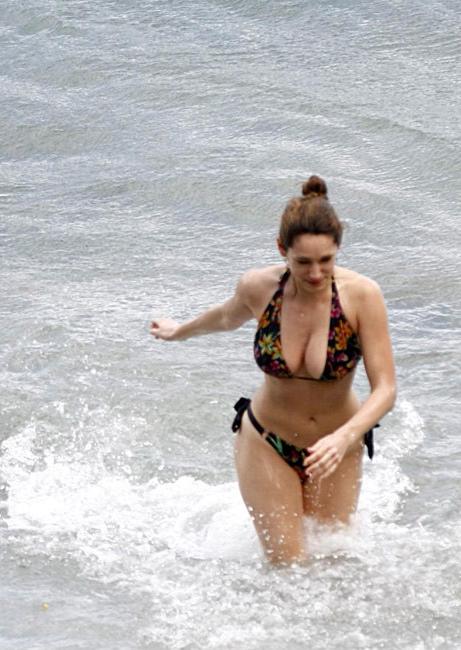 16P Celebrity babe Kelly Brook exposed boobs on the beach