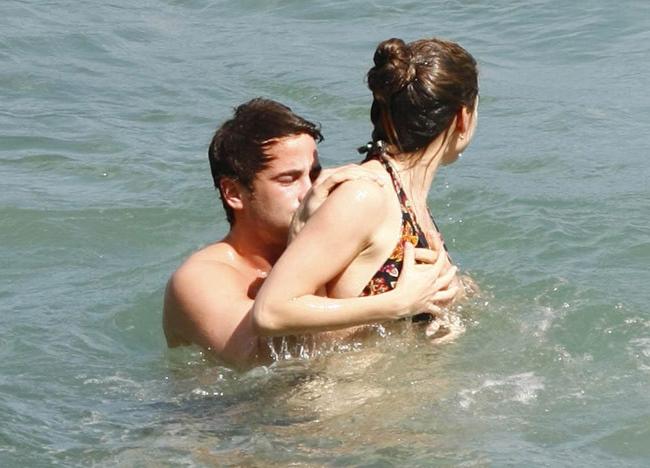16P Celebrity babe Kelly Brook exposed boobs on the beach