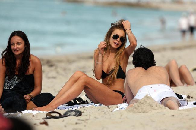 16P Celebrity Lindsay Lohan great ass in sexy black bikini